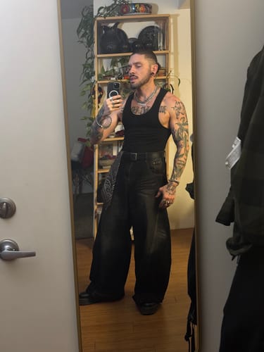 Customer photo review of American Vintage Pleated Curved Blade Jeans