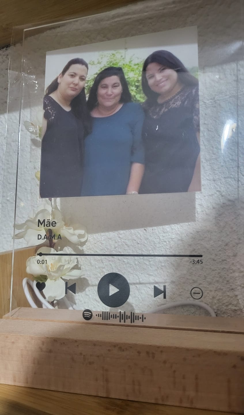 Customer photo review of Lâmpada Spotify Personalizável (Foto & Música)