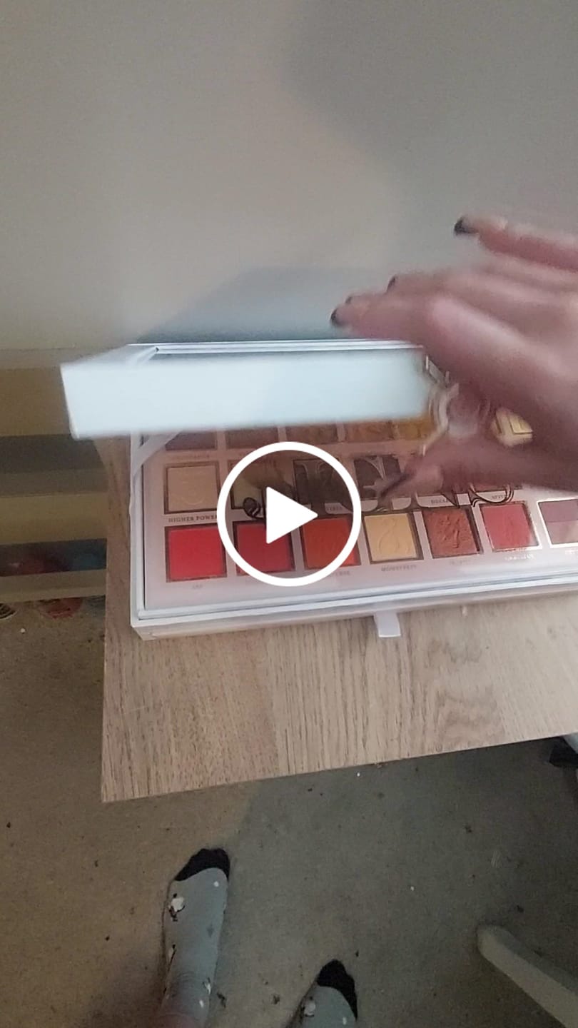 Kundvideorecension av P.Louise All I See Is $igns 42 Pan Eyeshadow Palette