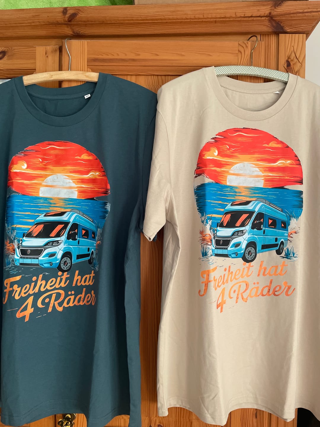 Customer photo review of Freiheit hat 4 Räder - Herren Camping T-Shirt - Vanlife