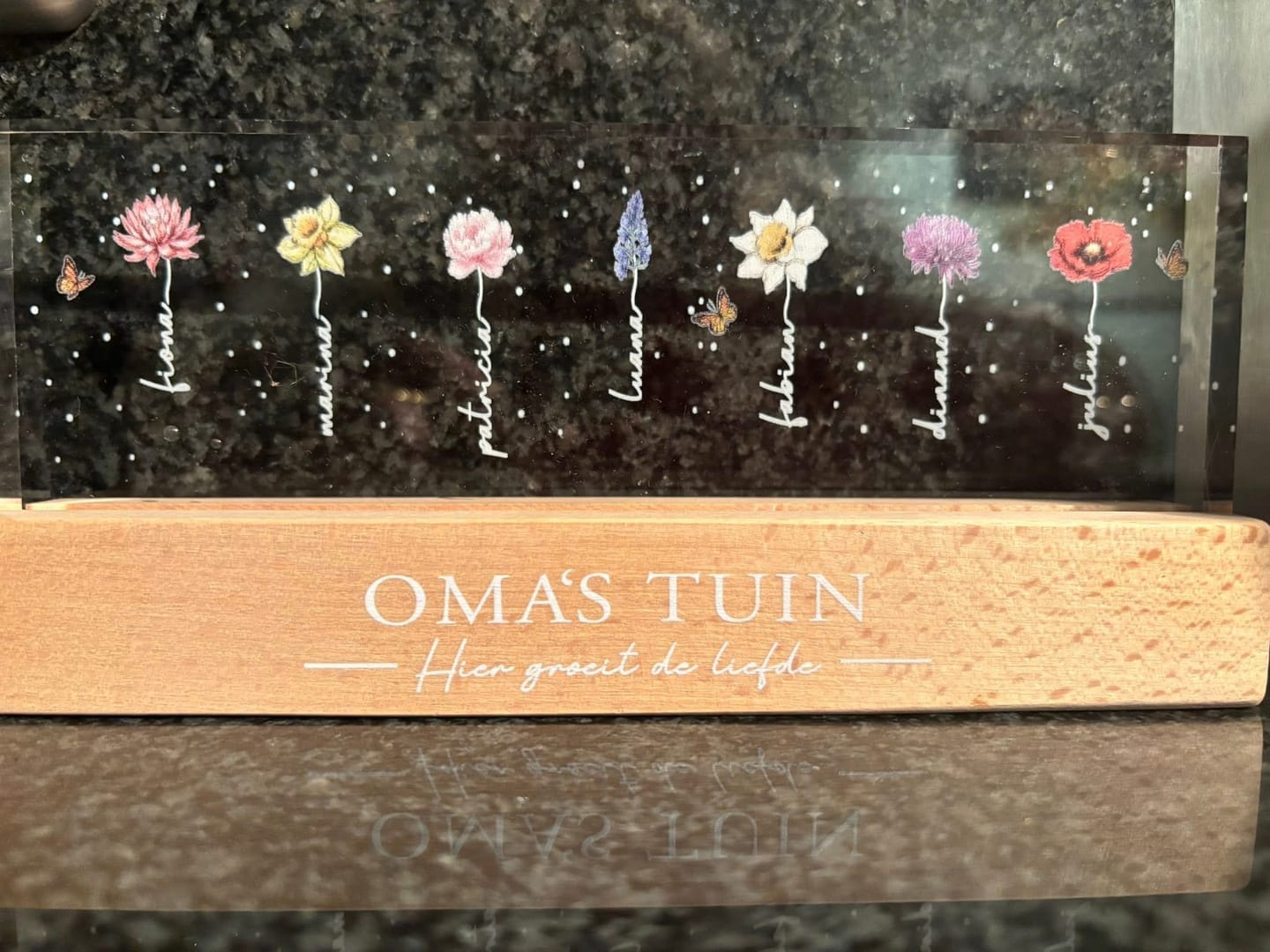 Customer photo review of Oma's Tuin - Gepersonaliseerd LED-display met bloemen en namen