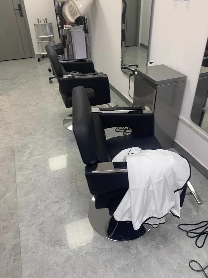 Customer photo review of Modern Nordic Barber Chair Comfortable Luxury Salon Ergonomic Hairdresser Chair Beauty Personalized Kapperstoel Hair Furniture