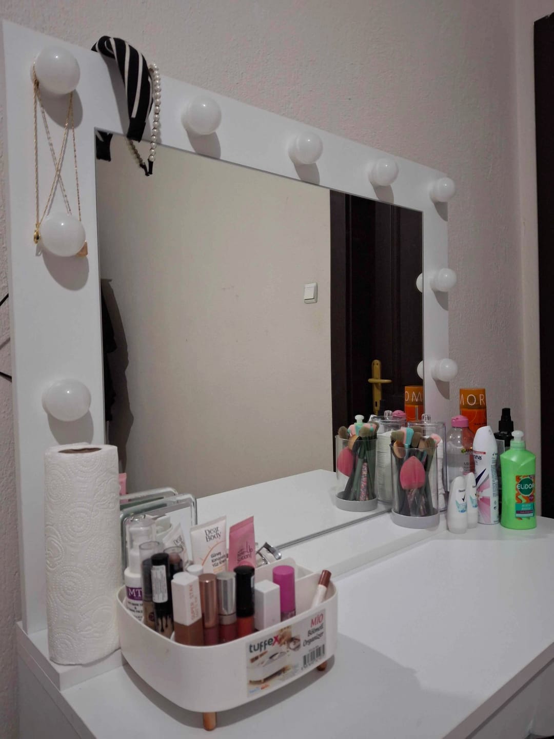 Customer photo review of Rani BJ120 Hollywood Işıklı Aynalı Kulis Makyaj Masası Takı Düzenleyici Beyaz
