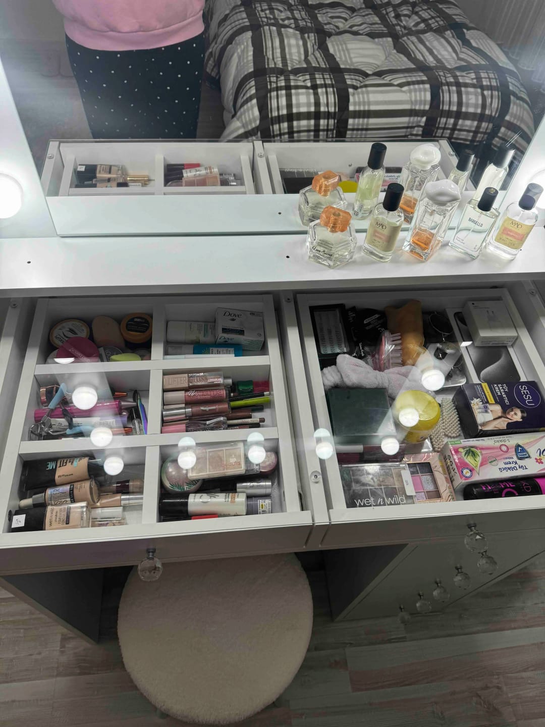 Customer photo review of Rani BJ117 Hollywood Işıklı Aynalı Kulis Makyaj Masası Cam Tablalı 7 Çekmeceli Takı Düzenleyici Beyaz