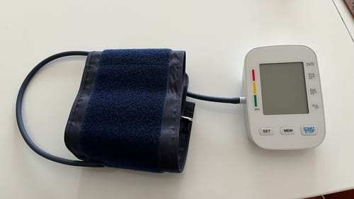 Customer photo review of Tensiomètre bras entièrement automatique avec écran digital / Brassard confortable et fonction mémoire / Mesure de la tension artérielle et du rythme cardiaque