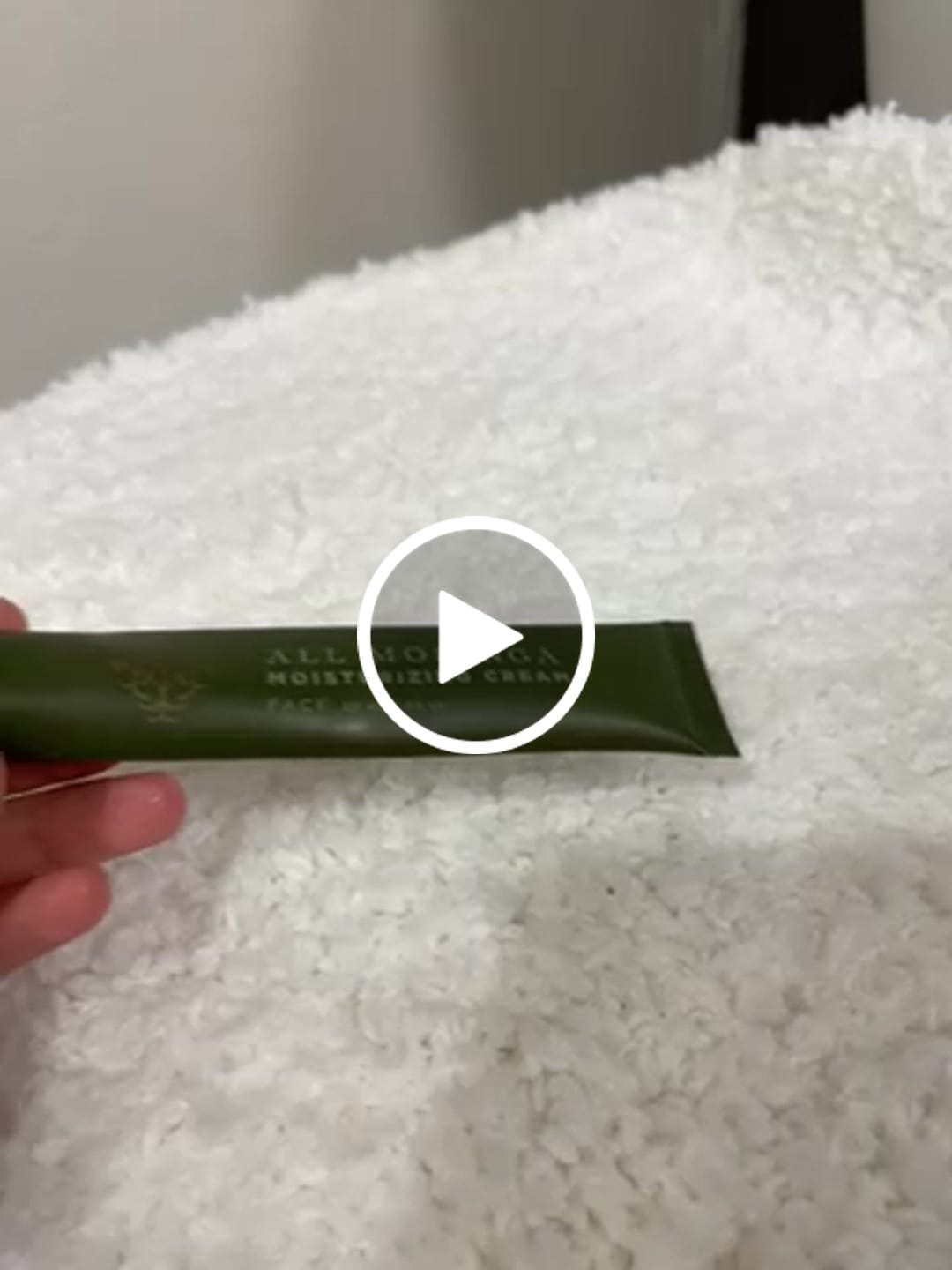 Customer video review of All Natural Moringa Face Cream – Lightweight Moisturizer for Sensitive Skin – Hydrating & Nourishing Formula