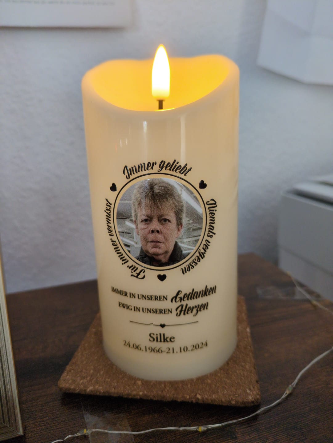 Customer photo review of Immer geliebt - LED Trauerkerze mit Foto und Datum in Erinnerung an Verstorbene