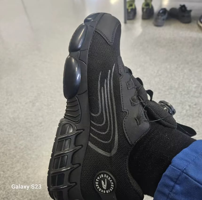 Customer photo review of Chaussures de Sécurité Ultra-Résistantes Premium
