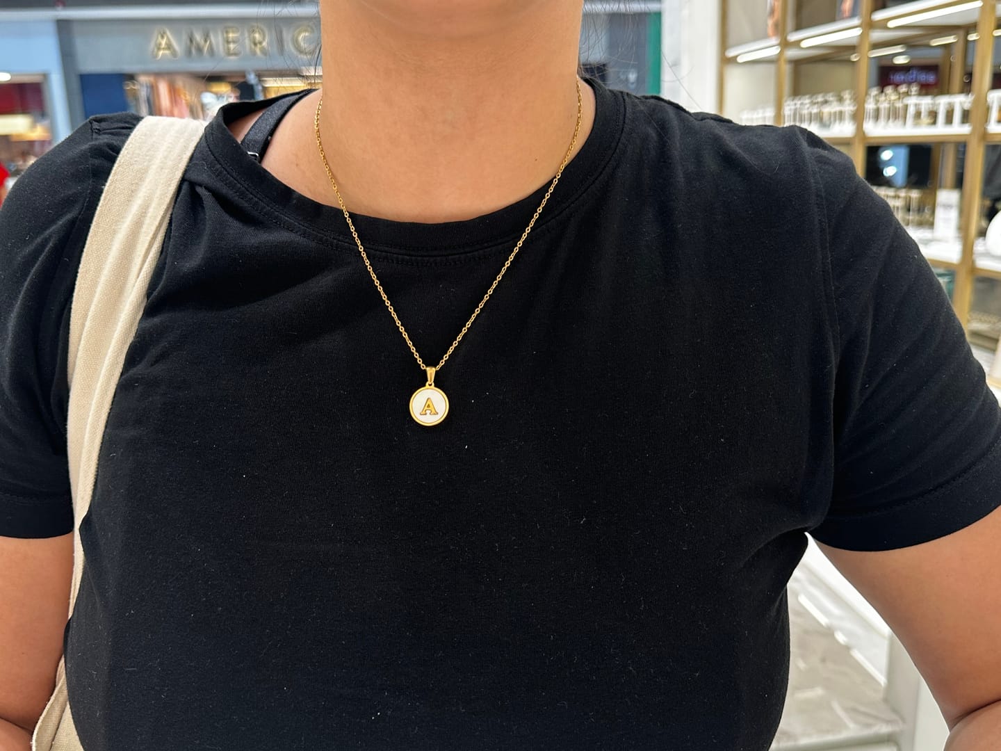 Customer photo review of Collar Concha Nacar con Inicial