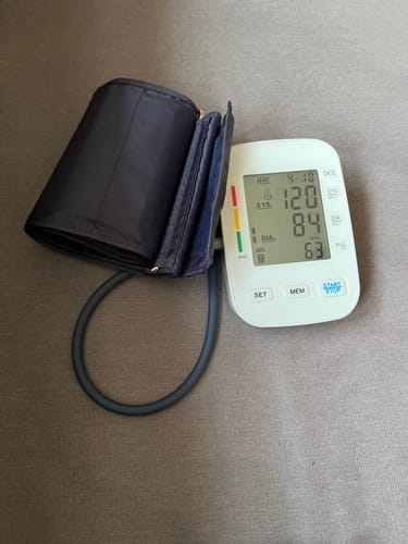 Customer photo review of Tensiomètre bras entièrement automatique avec écran digital / Brassard confortable et fonction mémoire / Mesure de la tension artérielle et du rythme cardiaque