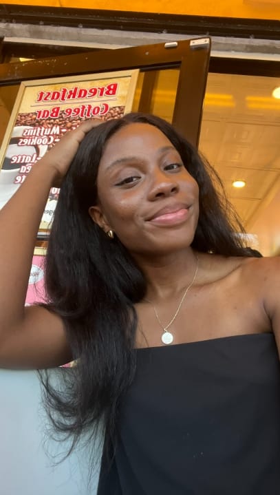Customer photo review of MORE FACE Pre-bleached Kinky Straight Wear Go Glueless Wig 7x5 Pre-cut HD Lace Pre-plucked