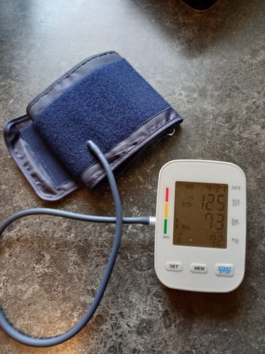 Customer photo review of Tensiomètre bras entièrement automatique avec écran digital / Brassard confortable et fonction mémoire / Mesure de la tension artérielle et du rythme cardiaque