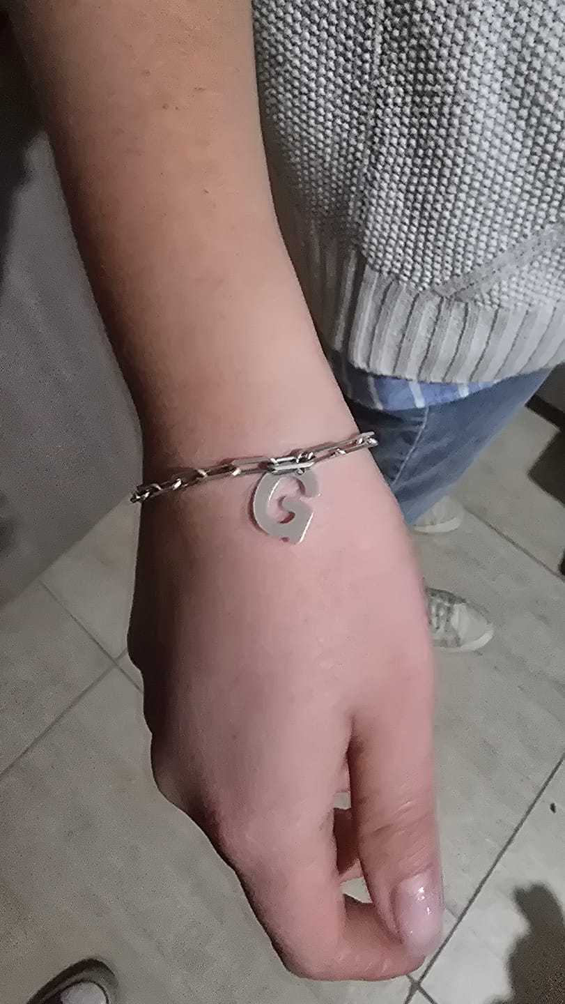 Customer photo review of PULSERA PLATA ESLABON LETRA CATALINA