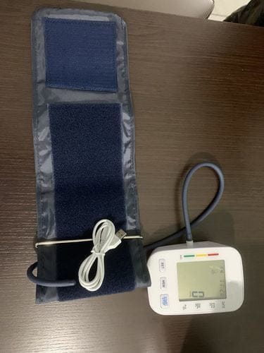 Customer photo review of Tensiomètre bras entièrement automatique avec écran digital / Brassard confortable et fonction mémoire / Mesure de la tension artérielle et du rythme cardiaque