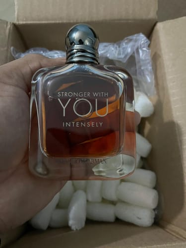 Reseña con foto de un cliente sobre Perfume Emporio Armani Stronger with You Intensely EDP