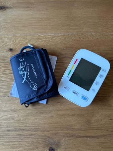 Customer photo review of Tensiomètre bras entièrement automatique avec écran digital / Brassard confortable et fonction mémoire / Mesure de la tension artérielle et du rythme cardiaque