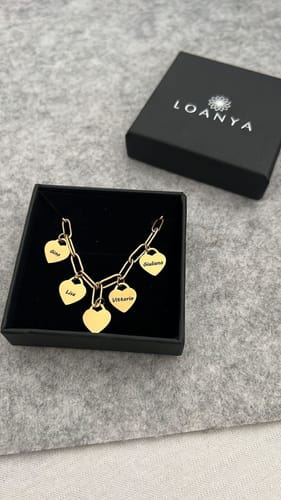 Customer photo review of Bracelet avec pendentifs cœur personnalisés