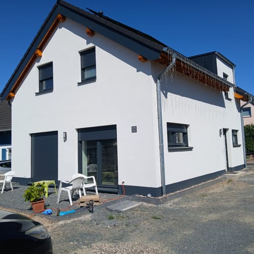 Customer photo review of Edelstahl-Hausnummer mit 3D Effekt, Rückwand pulverbeschichtet in RAL7016, Frontblende in Edelstahl