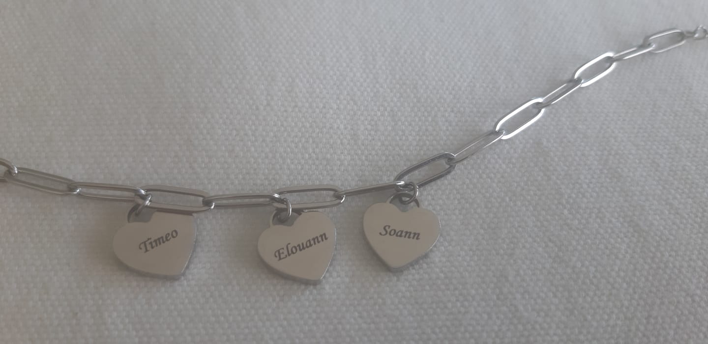 Customer photo review of Bracelet Personnalisé à Cœurs Multiples