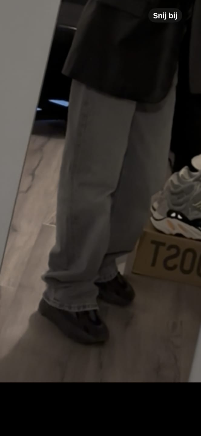 Customer photo review of YEEZY 700 V2 VANTA