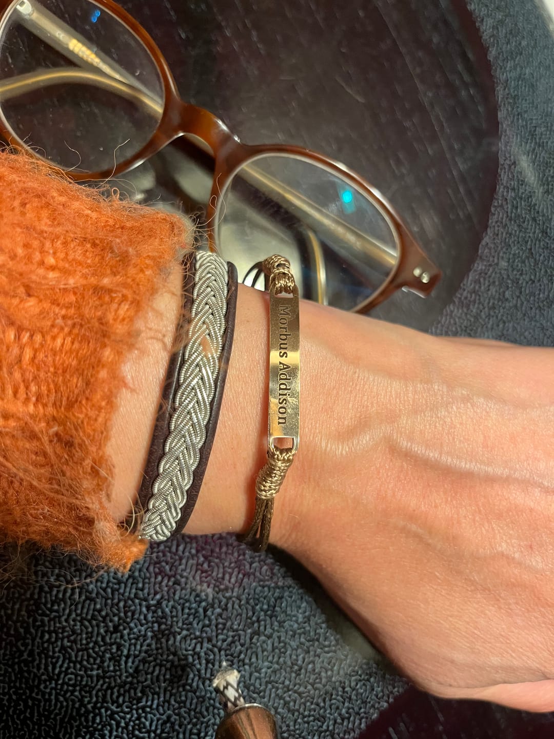 Customer photo review of Dezentes Armband mit länglicher Gravur
