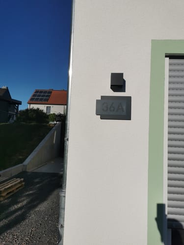 Customer photo review of Edelstahl-Hausnummer, mit 3D Effekt, Rückwand pulverbeschichtet in RAL7016, Frontblende in Edelstahl