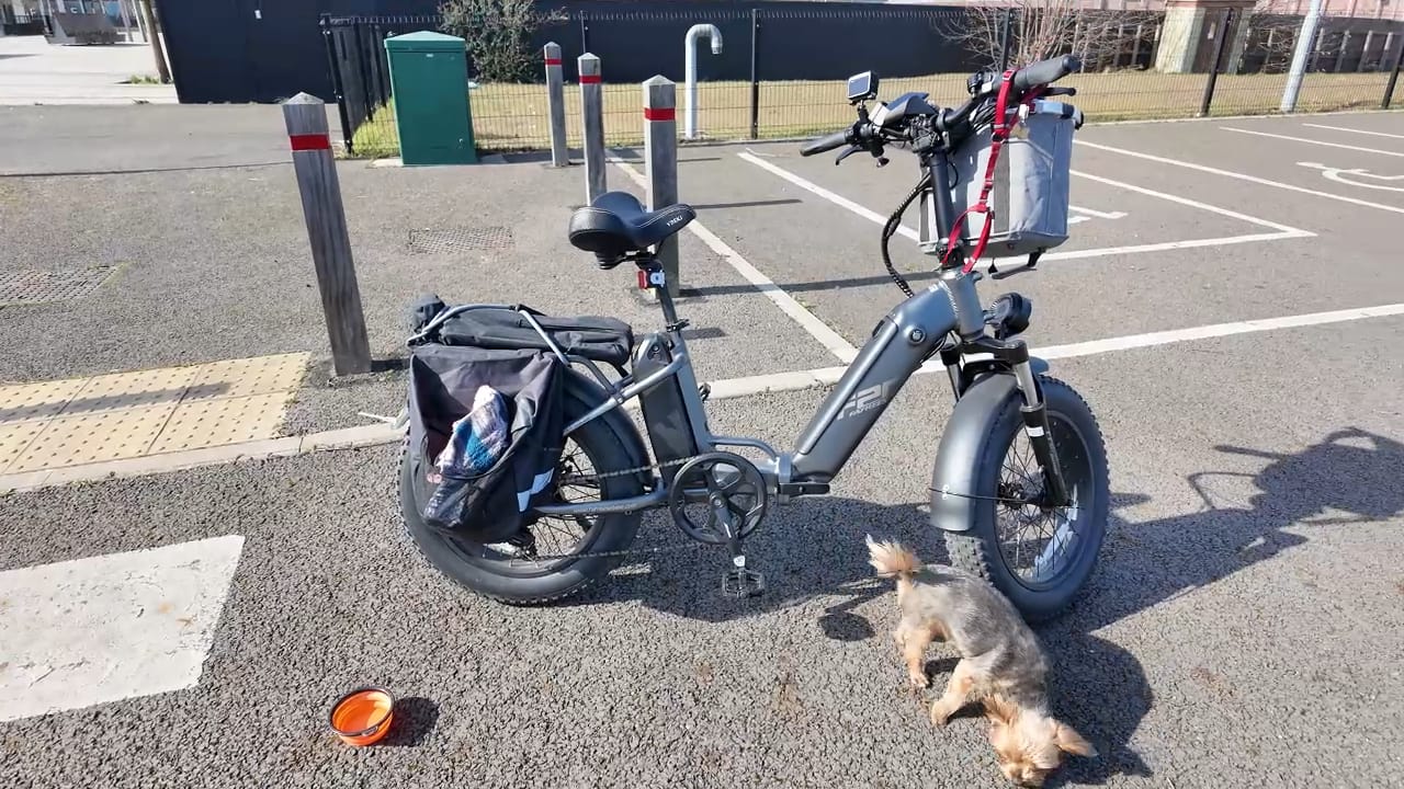 Side profile of the Fafrees FF20 Polar, showcasing its sturdy frame and fat tyres.