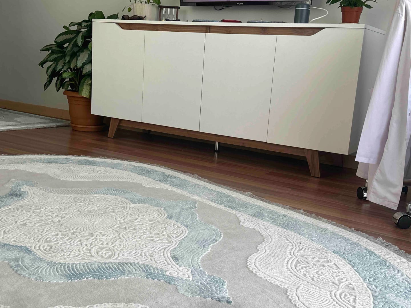 Customer photo review of Rani GD102 Modern Ayaklı Konsol Beyaz - Minyatür Ceviz
