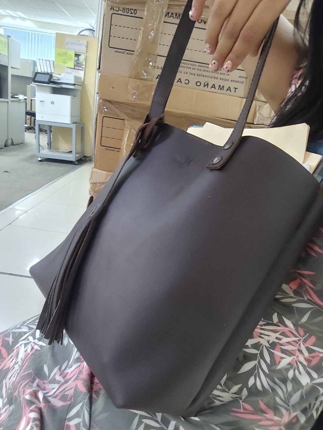 Customer photo review of Bolsa Dama Tote 100% Piel Con Cargador Magnético para smartphone (Crazy Café)