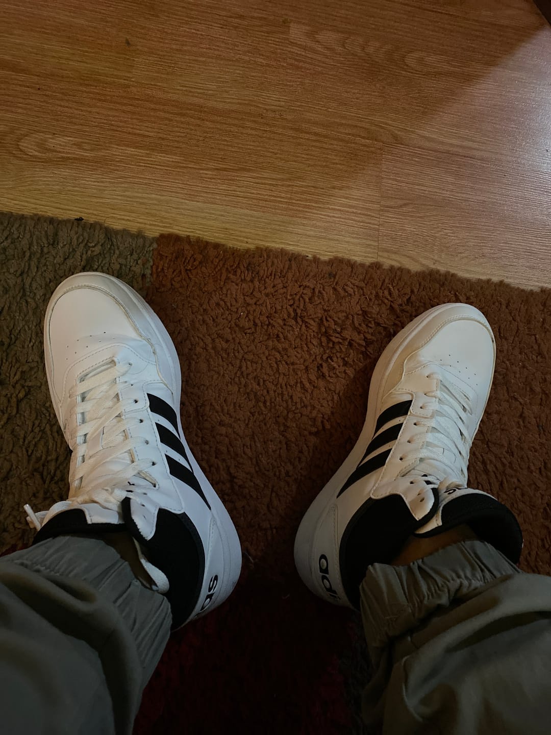 Customer photo review of Zapatilla Adidas Hoops 3.0 Mid Hombre Blanco