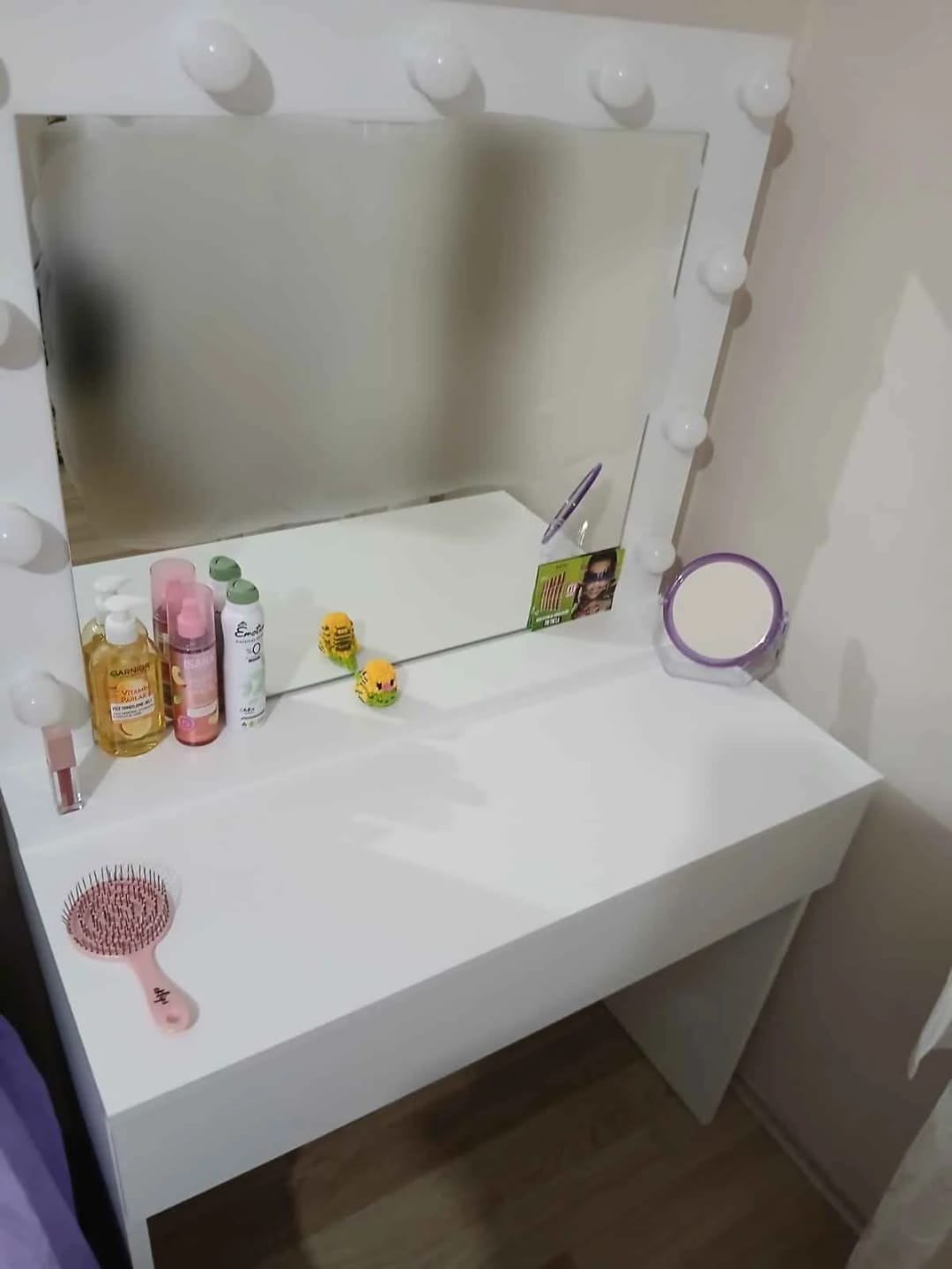 Customer photo review of Rani BJ120 Hollywood Işıklı Aynalı Kulis Makyaj Masası Takı Düzenleyici Beyaz