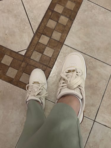 Customer photo review of Tenis Style Harper Beige