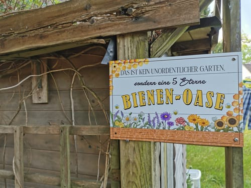 Customer photo review of 5 Sterne Bienen-Oase - Gartenschild