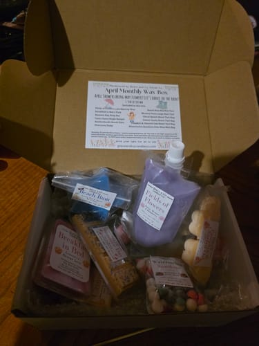 Customer photo review of April 2025 Wax Melt Box