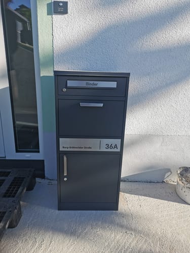 Customer photo review of Paketbox PB1 mit Briefkasten | anthrazit - RAL7016 | personalisiert mit Edelstahl-Schild