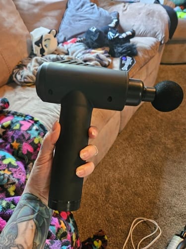 Customer photo review of Pistolet de massage V1 Pro – Technologie profonde à 3 600 impulsions/min, 30 niveaux réglables et 10 embouts pro pour un soulagement musculaire complet