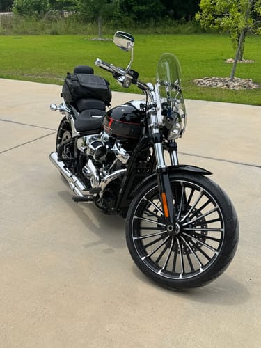 Customer photo review of Leather Roll Bag Mounts to Sissy Bar Easily (14X10X10)