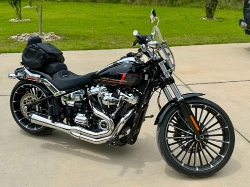 Customer photo review of Leather Roll Bag Mounts to Sissy Bar Easily (14X10X10)