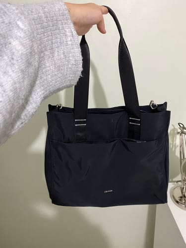 Reseña con foto de un cliente sobre Cartera De Hombro Notebook Nylon Icónica