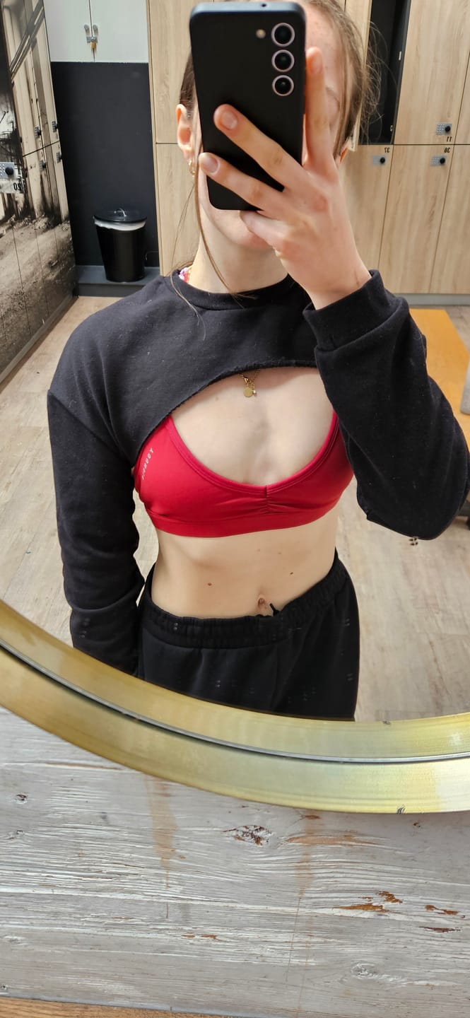 Customer photo review of W335 URBAN V-NECK BRA Fall 24'