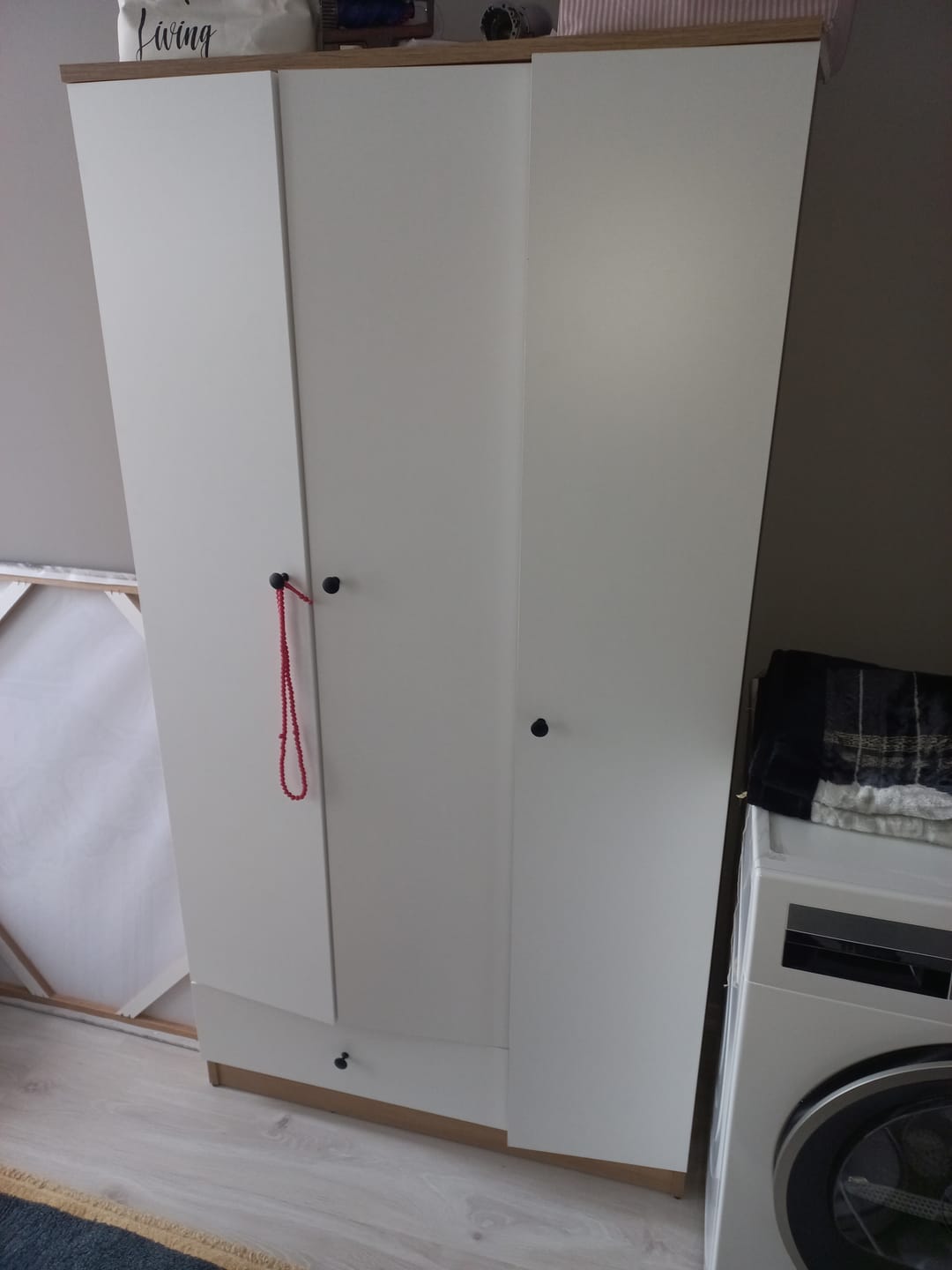 Customer photo review of Rani BA117 Gardırop Elbise Dolabı 3 Kapaklı 1 Çekmeceli 6 Raflı 1 Askılı Sepet Ceviz - Beyaz