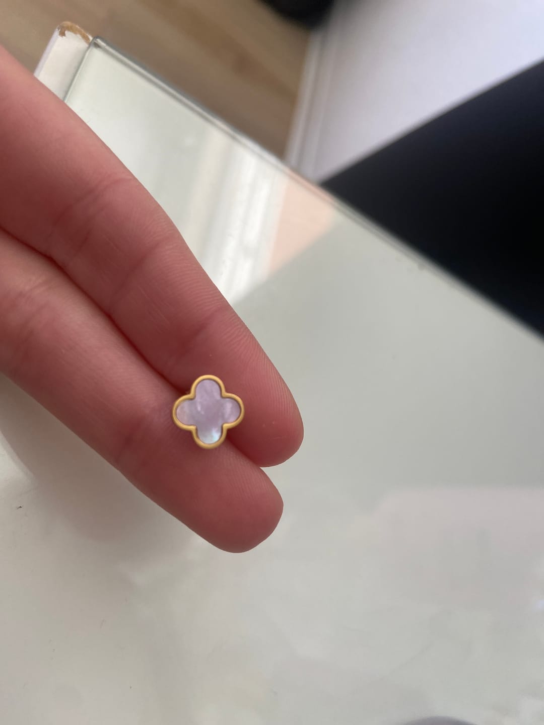 Customer photo review of Rosa Perlmutt Clover Ohrstecker | 18K vergoldet