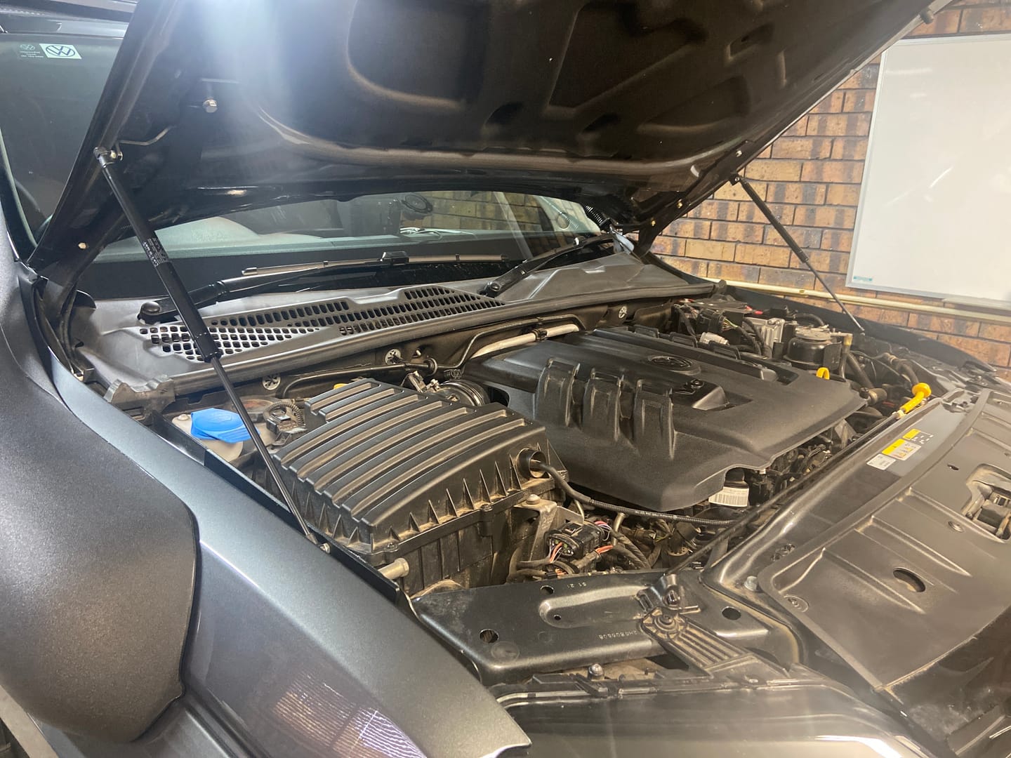 Customer photo review of Bonnet Struts VW Amarok 2010-2023