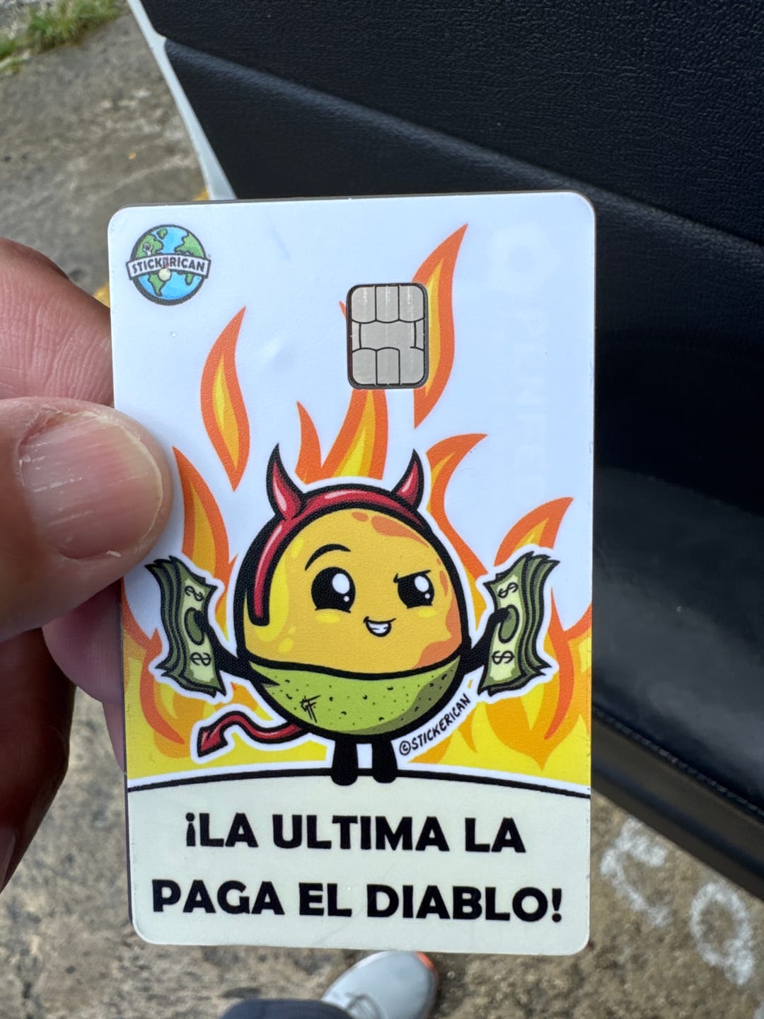 Customer photo review of La Última La Paga el Diablo - Sticker para Tarjeta de Crédito