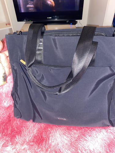 Reseña con foto de un cliente sobre Cartera De Hombro Notebook Nylon Icónica