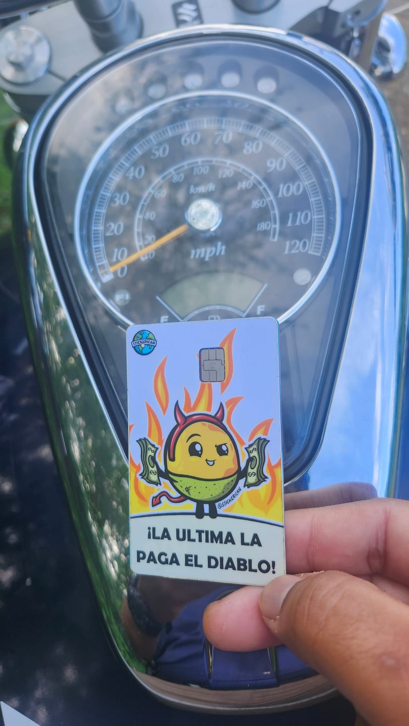 Customer photo review of La Última La Paga el Diablo - Sticker para Tarjeta de Crédito