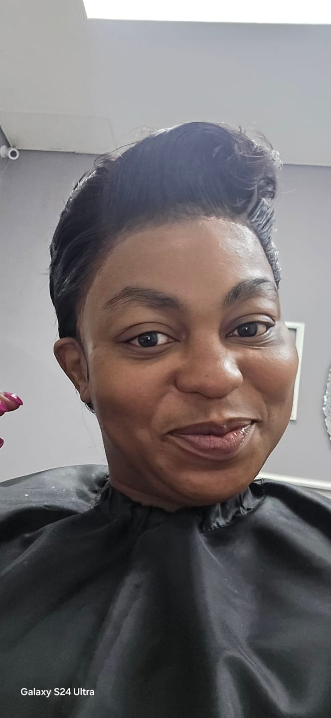 Customer photo review of Brazilian 13x4 Lace Frontal Wig Pixie Cut Col