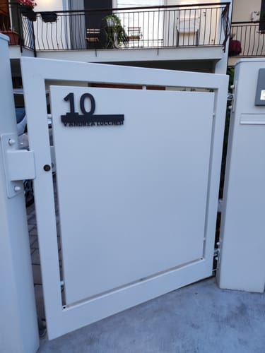 Customer photo review of Numero civico e testo sagomato modello Line 02 Alluminio