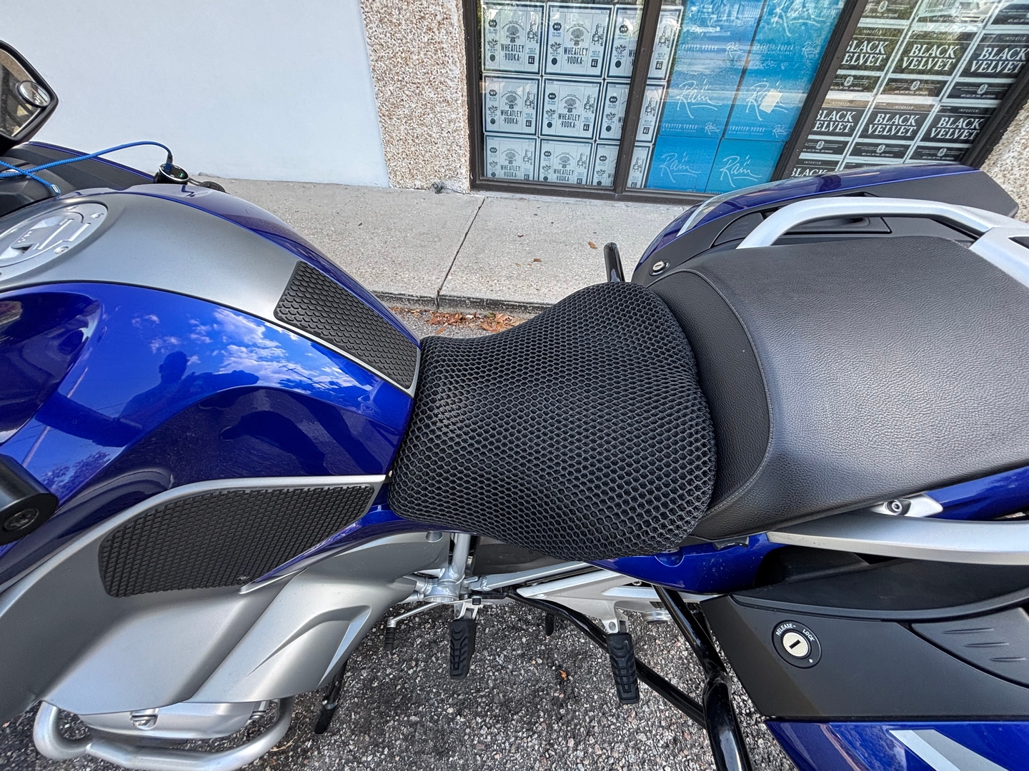 Wind Rider mesh seat cover on a BMW R 1200 RT