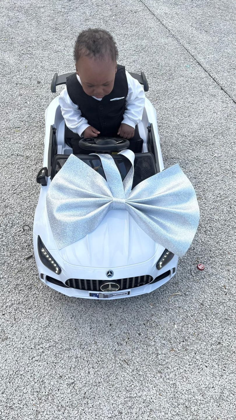 Customer photo review of Carro Elétrico para Criança MERCEDES GTR MINI 12v Branco c/ RODAS DE BORRACHA & ASSENTO EM PELE